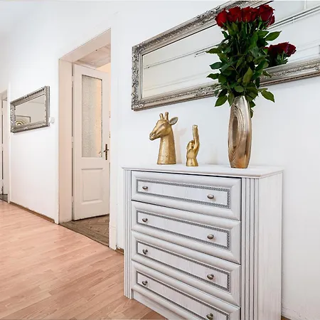 Victory Castle Apartment *